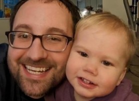 Un băieţel de doar 3 ani a murit tragic, după ce părinţii l-au uitat în maşină timp de 8 ore, în faţa unei grădiniţe unde lucrau
